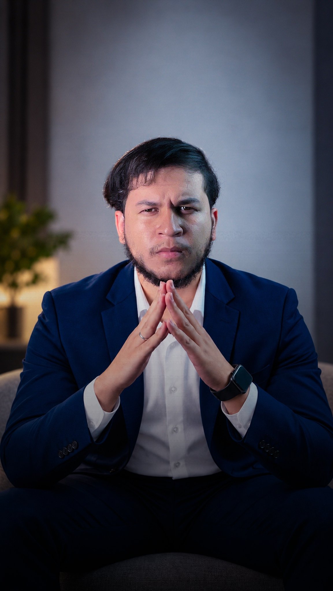 João, fundador da Hammer, sentado